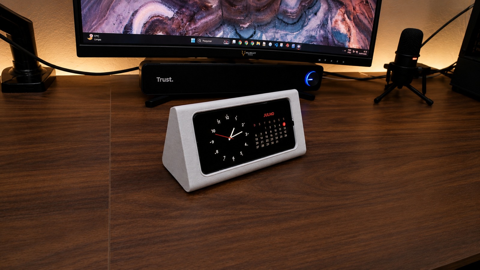 StandDock — vista do produto real com celular